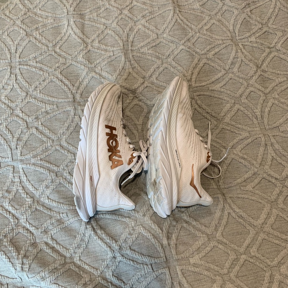 Women’s Hoka Mach 5 running shoes. White and rose gold